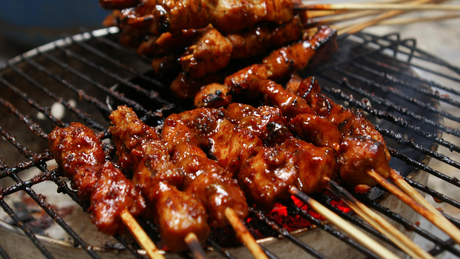 Der Grillfavorit des Sommers: BBQ-marinierte Hähnchenspieße mit Maiskolben